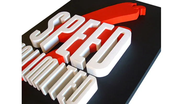 Logo en relieve con letras corpóreas