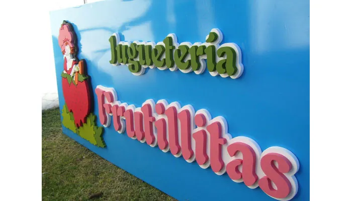 Cartel de juguetería con letras corpóreas en relieve