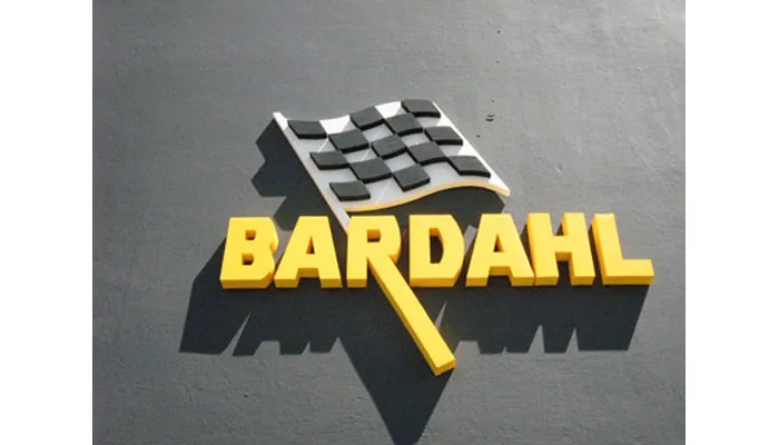 Logo corpóreo con bandera a cuadros sobre pared
