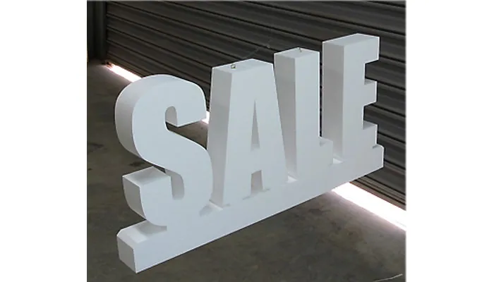 Palabra SALE en letras corpóreas blancas