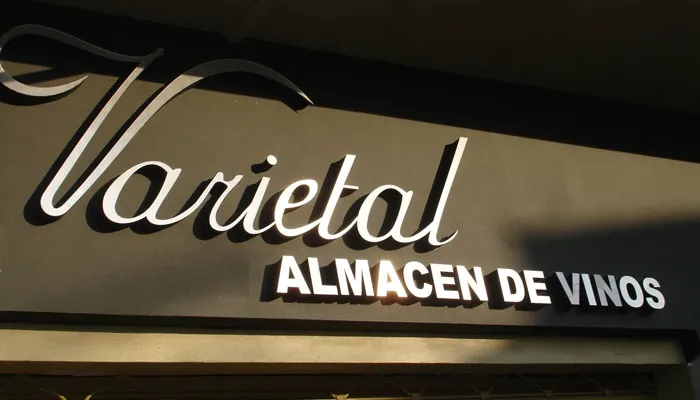 Cartel de almacén de vinos con letras corpóreas