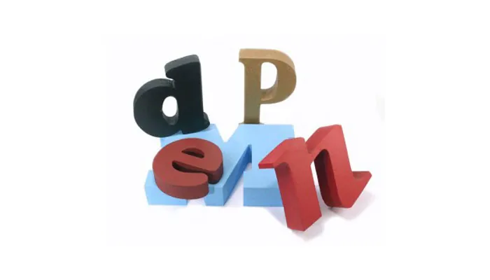 Letras corpóreas pintadas en colores
