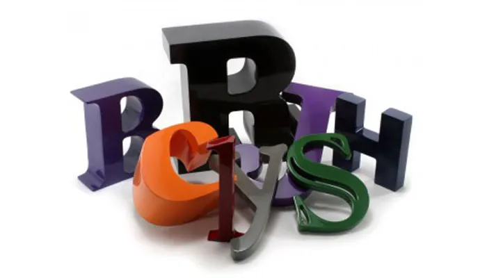 Letras corpóreas de colores apiladas