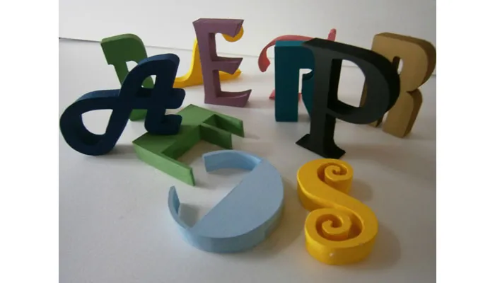 Letras corpóreas cursivas pintadas en varios colores
