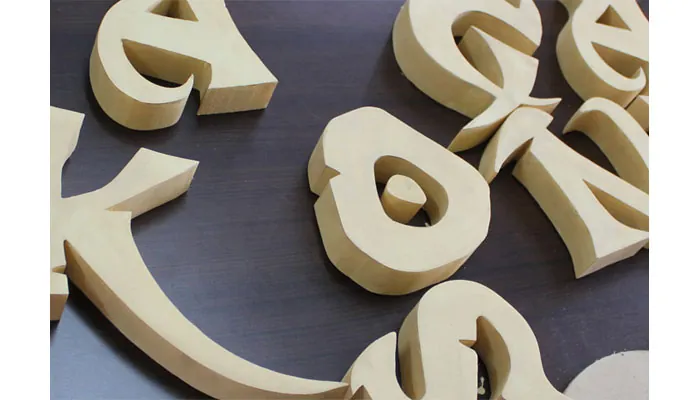 Letras corpóreas recién cortadas, sin pintar