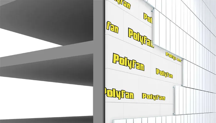 Fachada de edificio cubierta con placas de Polyfan