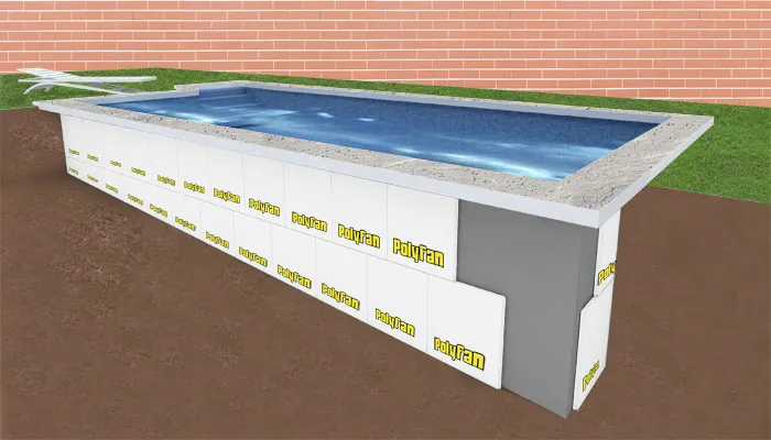 Piscina con el vaso rodeado de placas de Polyfan