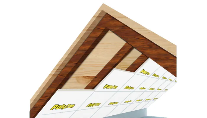 Placas de Polyfan entre las vigas de un techo de madera