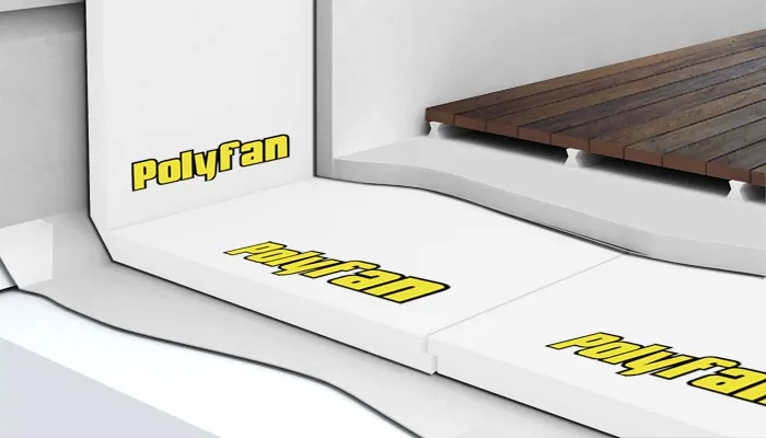 Terraza con deck de madera sobre placas de Polyfan
